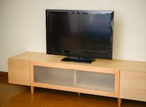 テレビをどかしたら裏に……　「ギャー！」心臓が跳ねる“光景”が74万表示「怖い」「何年前からあそこにいたんでしょ」