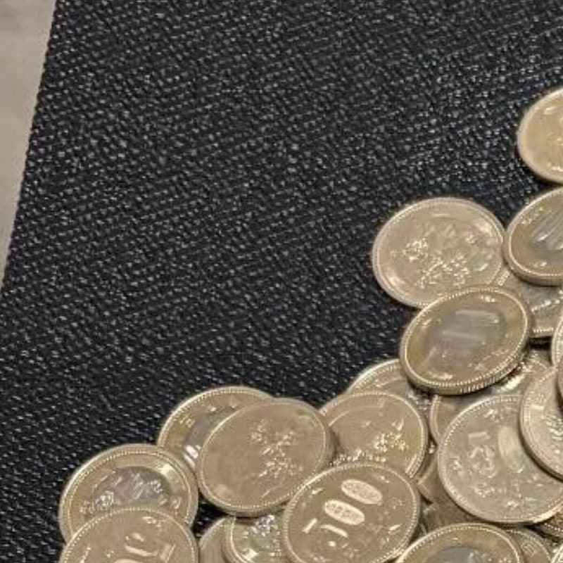 おつりの500円玉、5年間使わず貯金→机に全部出したら…… 圧巻の光景に「すご!」「どうやったらこんなに」