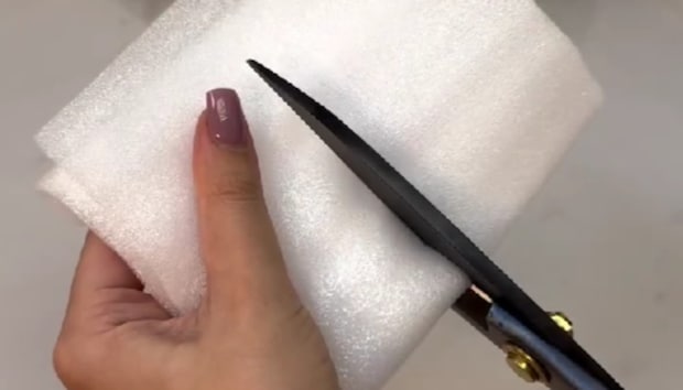 余りがちな緩衝材→ハサミで切って針金に通すと……　まさかの完成品に「今まで捨ててた…」「めっちゃいい！」と4100万再生【海外】