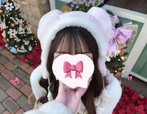 ディズニーで友達と撮った“映え写真”→引きで見ると……　本気すぎる“衝撃の舞台裏”が130万表示「こういう友達ほしい」「爆笑した」