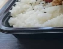 唐揚げ好きな男性が手にしたお弁当、よく見ると……　目を疑う中身に「主張が激しい」「遠近感狂うなこれ」