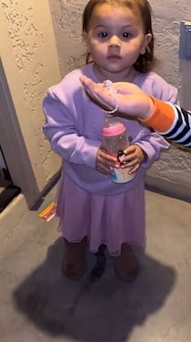 兄にトカゲを見せられた女の子、驚いたあと……　移り変わる“表情”にもん絶「かわいい！」と反響【米】