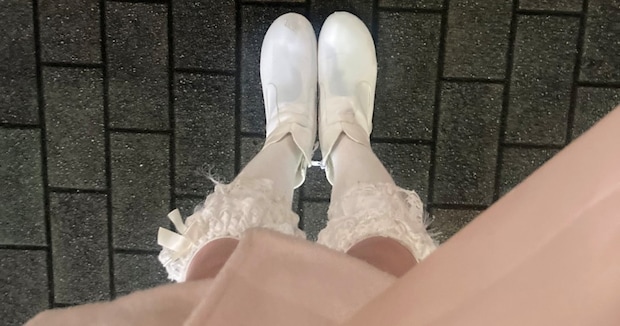 おろしたての靴でお出かけ→足元に異変を感じて……「どういうことや」 200万表示の目を疑う光景に「令和のシンデレラ「どんまいすぎる」