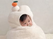 赤ちゃんに鏡餅を着せて年賀状用の撮影をしていたら……　とんでもない光景が715万再生「ちょっとこれは反則」「くわぁぁぁー！！」