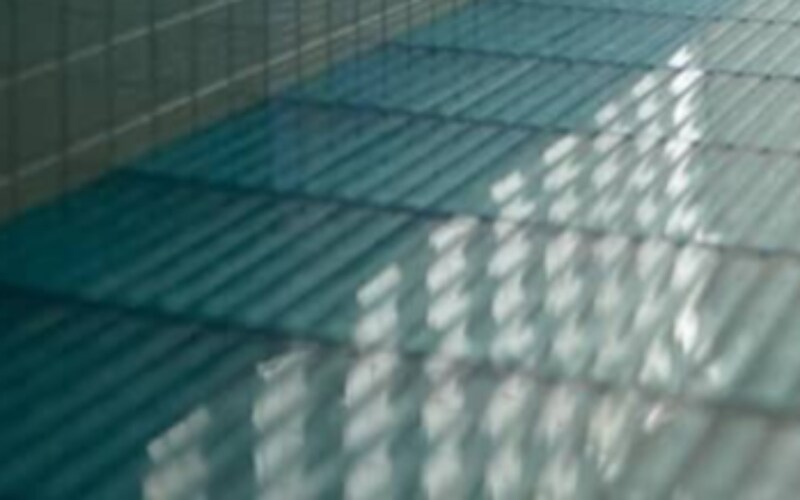 「めっちゃすごいなこれ」光が差し込むプール、引きで見ると……　まさかの正体に「最高」「マイクラかと思ったら」