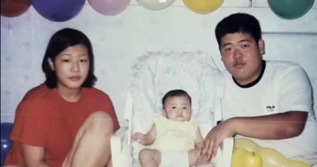 高校時代に出会い結婚した両親と、生まれたばかりの娘→26年後……「この家族どうなってるの？」　衝撃の現在が745万再生【海外】