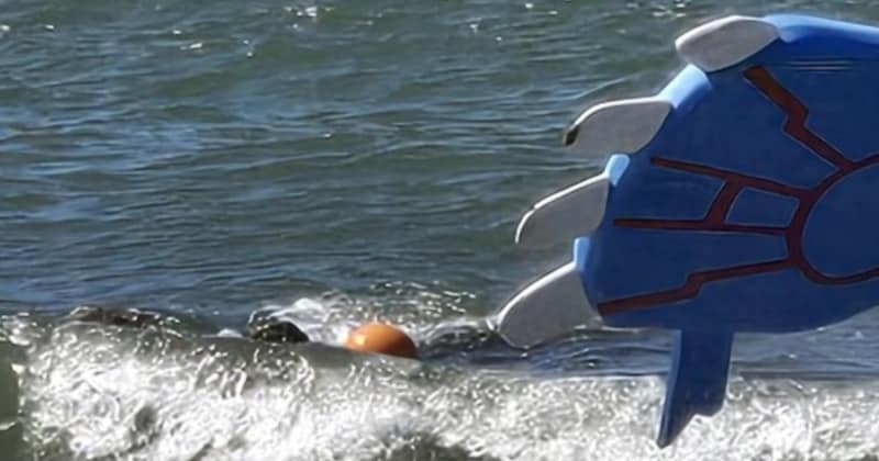「海で泳ぐカイオーガです」→よく見ると……「最高すぎるww」　まさかの発想の“衝撃コスプレ”が820万表示