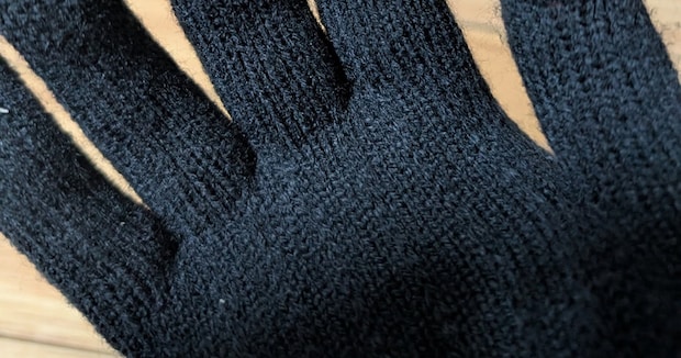 ダイソーで“スマホ対応手袋”を購入→はめてみたら……「この発想は無かった」　予想外すぎる“力技”に「なんと！」「斬新だなぁ」