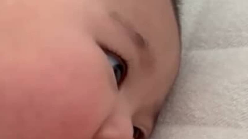 5カ月赤ちゃんと寝ていたママ、ひじに違和感→確認したら……「ヴァ……ッ!」 目が覚める光景に「ジワジワくる笑」「その場所ゆずって?」