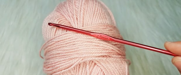 【かぎ針編み】毛糸を繰り返し編んで模様を作ると……　1枚あると嬉しいおしゃれアイテムに「めっちゃ綺麗！」「作ってみようと思います」【海外】