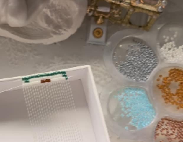 空き箱に糸をグルグル巻いて、小さなビーズを通したら……　1400万再生の“名画”完全再現に仰天【海外】