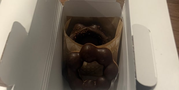 妻がミスドのドーナツを10個購入→夫に「買いすぎや！」と怒られたが……　直後のまさかの光景に「ほら！」「しかたないね」