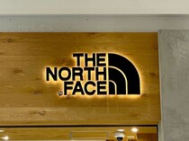 「韓国で人気な色」　ザ・ノース・フェイスの“膝下丈ロングダウンコート”が大好評！　「軽くて機能的」「お尻、太ももまでカバーしてくれる」