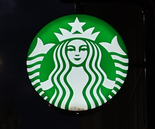 「白、赤、水色がかわいくてほっこり」スタバの“冬デザインマグ”が大好評　「イラストも色合いもかわいい」「内側が水色で素敵」「猫と目が合い即購入」