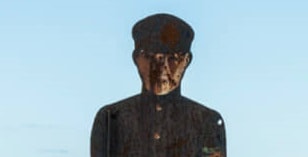 「こ、怖ッッッ！」夜中に朽ち果てた“怖すぎる看板”に遭遇した結果……　「夜の姿やばい」「これは腰抜かす」