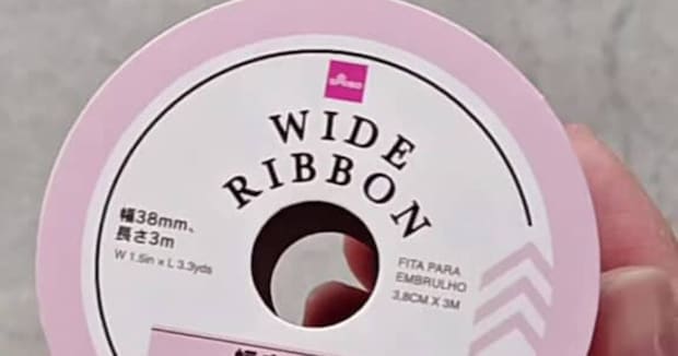 ダイソーのリボンとセリアのハンカチを縫って裏返すと……　刺しゅう作家が教える“垢抜けアイテム”に「目から鱗です」「すごいすごい！」