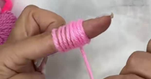 ピンクの毛糸を指に巻いていくだけで……　まねしたくなる“予想外の完成品”が190万再生「大好きです」「美しい！」【海外】