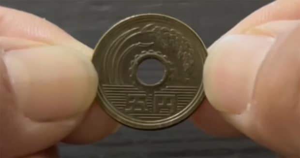 初詣のおさい銭に使う“くすんだ5円玉”→丁寧に磨き続けたら…… 見違える姿に「びっくりした!」「お金が喜んでるみたい」
