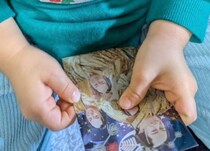 お正月「おいっこの服めんこすぎた」→よく見たら……　二度見待ったなしの姿に「癖が強いww」「こんな服があるとは」