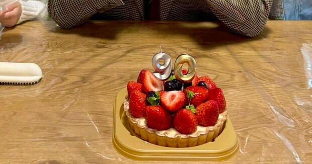 卒寿の記念撮影、ひ孫たちに「かわいい顔して」とお願いすると…… まさかの光景に「おじいちゃーーーーーーん!」「幸せだね(笑)」