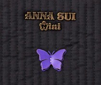 「子供に持たせるのはもったいない」ANNA SUI miniの“バタフライ刺繍バッグ”が大人にドはまり！　「中を見るたび気分アガる」「非常に軽い」「冬なら1泊2日分入る容量」【ムック本】