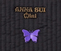 【画像：ANNA SUI miniの“バタフライ刺繍バッグ”】