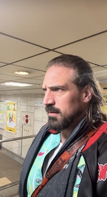 213センチの米国人プロレスラー→日本の地下鉄駅を歩いたら……　まさかの光景に「ごめぇぇぇぇえん！」「トラップだらけ」