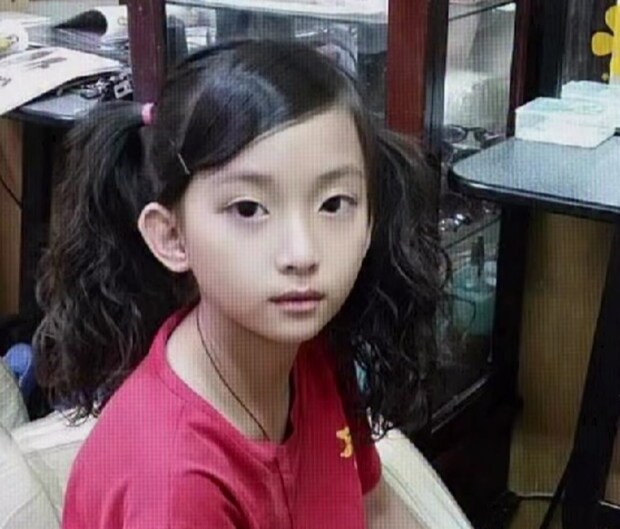 カメラをまっすぐ見つめる少女→大人になると……　驚きの成長結果に反響「すごくきれい」「小さい頃から美形モデル」【海外】