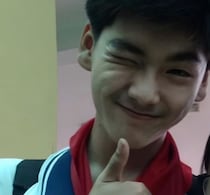 カメラに向けてポーズを決める14歳の少年→7年後……　目を疑うような成長後の姿に「やばい」「信じられない」【海外】