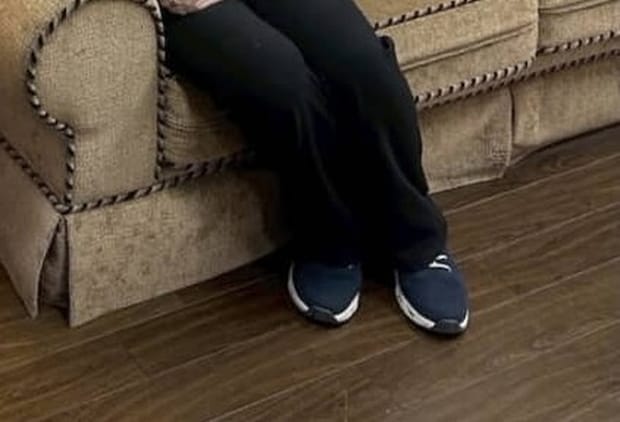 「こんな80歳になりたい」孫自慢の“美肌ばあば”に反響「すごい透明感！」「品と知性があふれでてます」