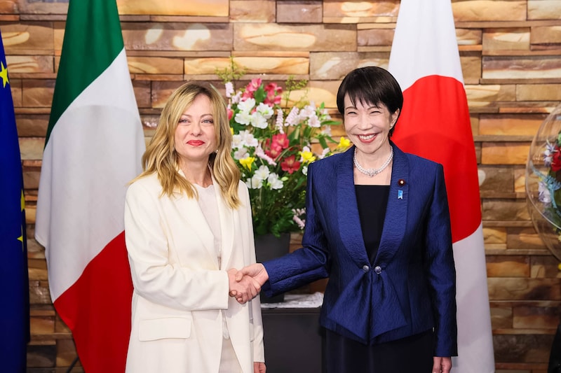 高市首相がイタリア・メローニ首相と会談→手渡した“まさかのプレゼント”に「チョイスが絶妙」「娘さん喜ぶ」「母子で奪い合いになりそう」