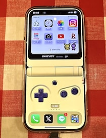 「半分に折りたくなるw」　最新のiPhone→“懐かしすぎる携帯ゲーム機”のように大変身　「リアルすぎてびっくり」