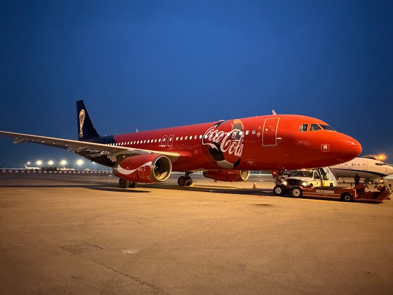 W杯のトロフィーが日本へやってきた！　コカ・コーラ FIFA ワールドカップトロフィーツアー専用機が韓国から羽田に到着