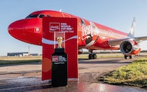 W杯のトロフィーが日本へやってきた！　コカ・コーラ FIFA ワールドカップトロフィーツアー専用機が韓国から羽田に到着