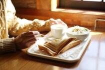 【男性が選ぶ】フードメニューがおいしいと思う「コーヒーチェーン」人気ランキング！　2位は「スターバックス コーヒー」、1位は？