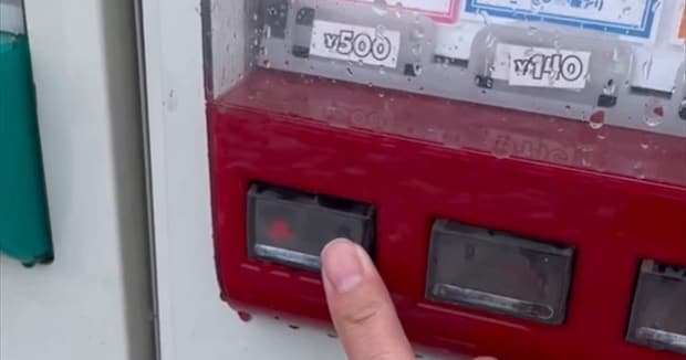 謎の自販機に500円投入→にゅるっと出てきたのは……「声出たw」　まさかの光景に「えーまじか」「栃木県ヤバ過ぎィッ！」