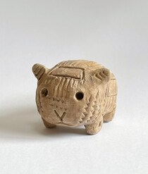 モルカー型土偶が出土した!?　縄文時代にあったかのような造形作品に「教科書に載ってた」とファンが集団幻覚