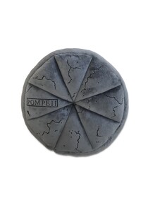 東京国立博物館特別展「ポンペイ」のグッズがユニーク　出土品の「炭化したパン」をそのままの形でクッションに