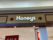 「想像以上に良かった」　ハニーズの“4980円チェスターコート”が人気！　「冠婚葬祭・卒業式に使える」「きれいめスタイルで合わせやすいです！」