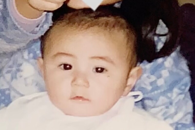 生後1カ月のわが子と、昔のパパを比べてみたら……「パパの遺伝子頑張り過ぎじゃない？」　そっくりすぎる2人に「超かわいい」と反響