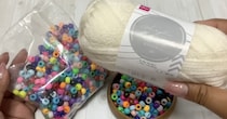 ダイソー毛糸に1200個のビーズを通して、かぎ針でひたすら編むと……　カラフルなお出かけアイテムに「めちゃくちゃ可愛い」