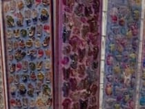 シール集めが趣味の妻→「店みたいにしたい」と言うので、夫が“ダイソー材料”で作ったのは……　「この案は浮かばなかった!!」まさかの完成品に「天才なん」