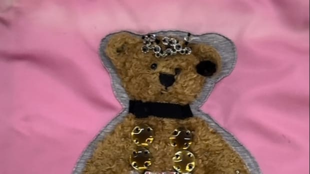 黒ずんだプラダのバッグ、母から娘に受け継ぐ前に…… プロの手による修復に「完璧な仕上がり」「物を大切にするってすてき」