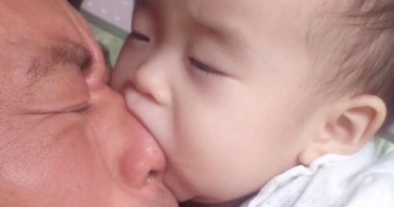 パパの鼻をガブッとくわえていた赤ちゃん→15年後……「いったい」 現在の姿に「お父さん変わってない笑」