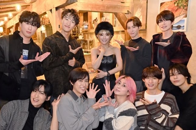 浜崎あゆみ、「SnowMan」メンバーからの“約4万円のプレゼント”を自宅で愛用 「自宅やっば」「ストイックなあゆにぴったり」「照もよろこんでる」