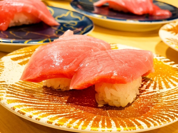 【60代に聞いた】マグロが最高にうまい「回転寿司チェーン」ランキング! 2位は「スシロー」、1位は?