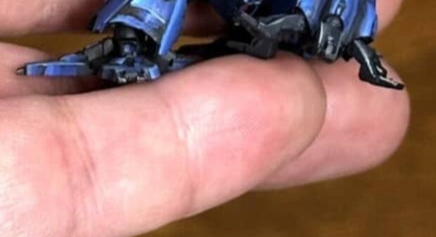 手のひらサイズの極小ガンプラ→筆塗りすると…… ヤバすぎる仕上がりに「凄すぎます!!」「光ってる!光ってるよ!」