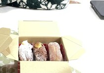 大量のお土産と帰省した息子→上着を脱ぐとまさかの……　母びっくりの光景に「え〜！！！」「すごすぎます」