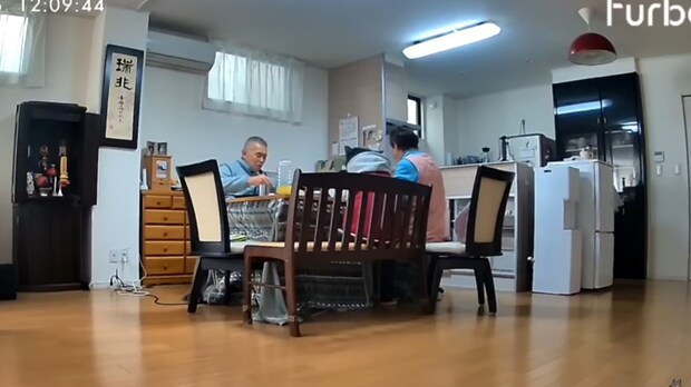 実家の両親に預けた愛犬→ペットカメラでのぞくと…… “まるで人間の孫”な光景に驚き「癒されました」