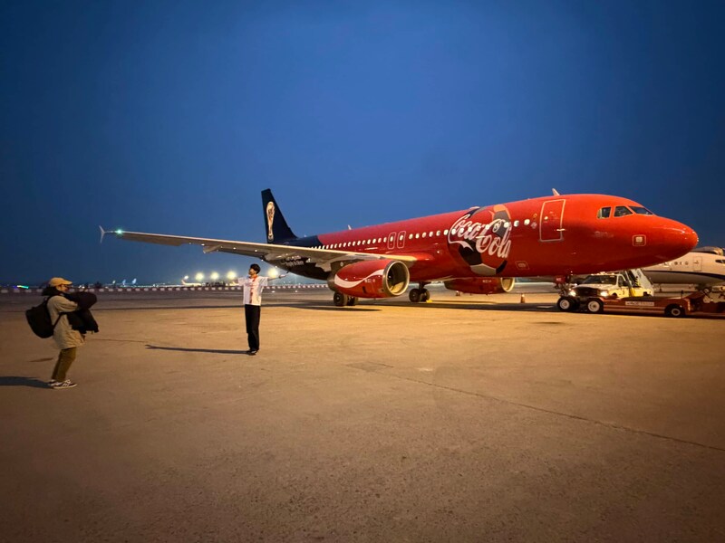 東海オンエア・りょうがコカ・コーラ FIFA ワールドカップトロフィーツアー専用機に搭乗! 大のサッカーファンとしての心境をインタビュー!